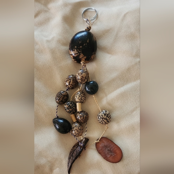 Natural nut shell Keychain - Picture 1 of 4
